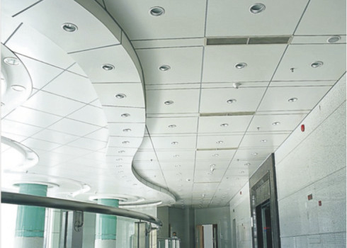 กระเบื้องฝ้าเพดานอะคูสติกระงับการตกแต่งแบบระงับ 2 x 2 ตะขอทนต่อสภาพอากาศบนฝ้าเพดานโลหะ