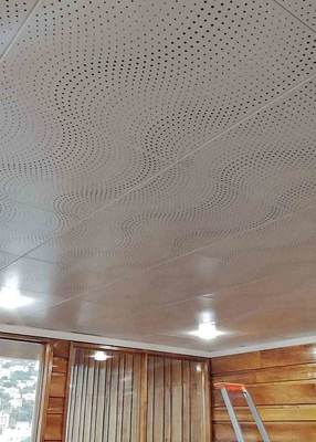 CE เพดานอะคูสติกกระเบื้องสีขาวคลื่นทะลุอลูมิเนียมคลิปในเพดานสำหรับโรงแรม