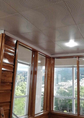 CE เพดานอะคูสติกกระเบื้องสีขาวคลื่นทะลุอลูมิเนียมคลิปในเพดานสำหรับโรงแรม