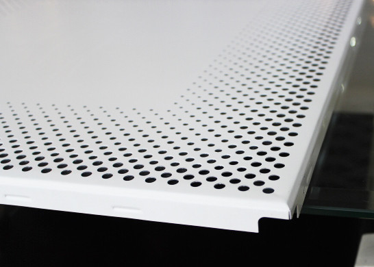 แผ่นอลูมิเนียมฝังในแผ่นฝ้าเพดาน 0.7 มิลลิเมตรรูกลมปรุ ISO9001
