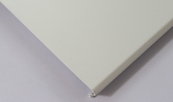 การเคลือบผงสีขาว C300 ฝ้าเพดานแถบอลูมิเนียมระงับโลหะแผงอลูมิเนียมขอบตัด