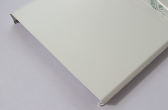 การเคลือบผงสีขาว C300 ฝ้าเพดานแถบอลูมิเนียมระงับโลหะแผงอลูมิเนียมขอบตัด