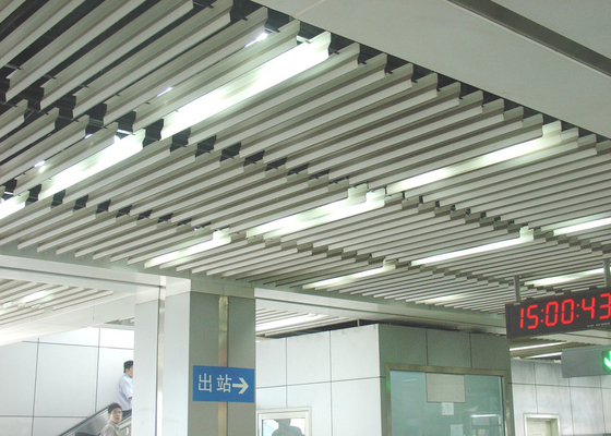 แฟชั่นปลั๊กอินปลั๊กเบรคล็อคอลูมิเนียมฝ้าเพดานรูปตัว J สำหรับรถไฟใต้ดิน